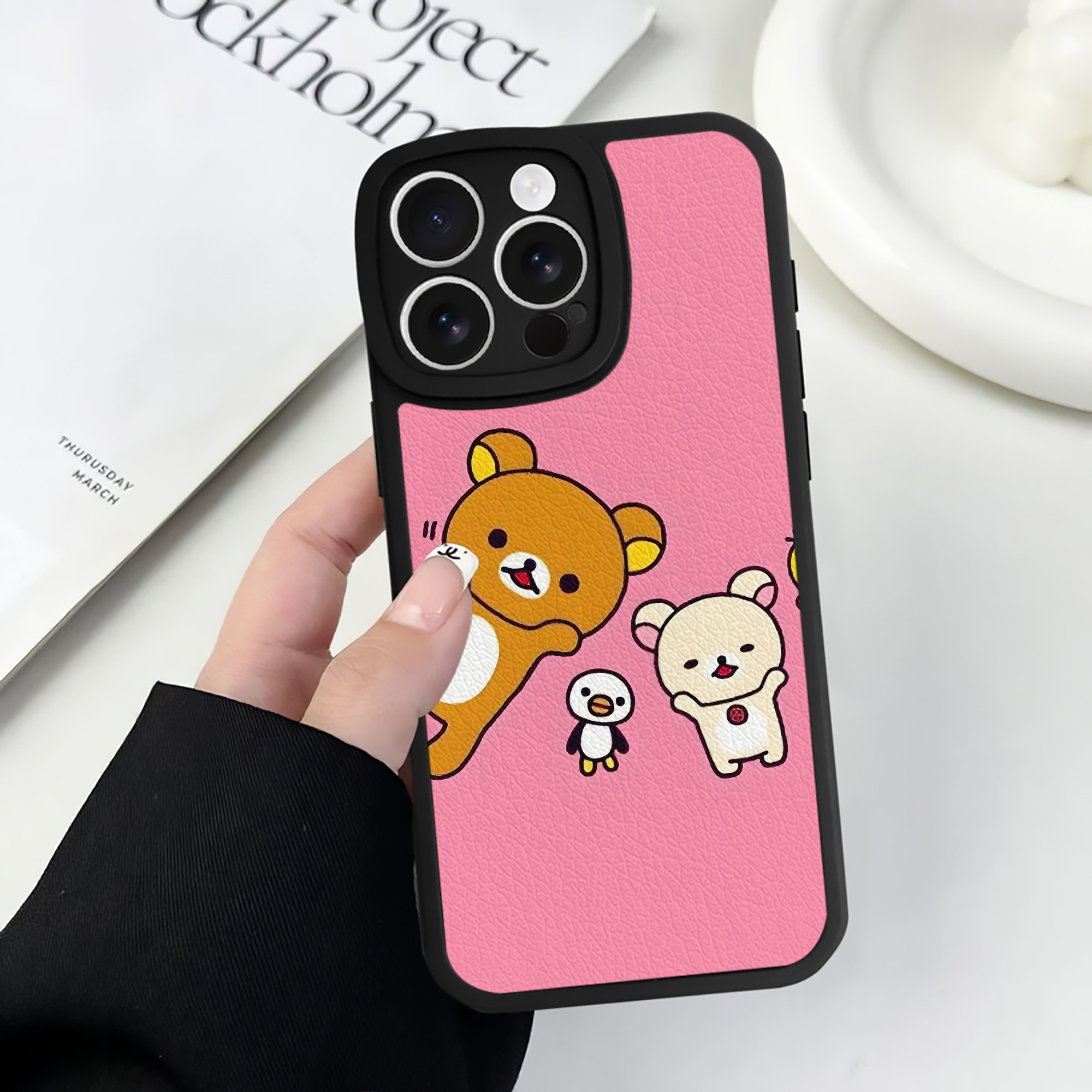 （画像用） リラックマ リラックマ キイロイトリ Rilakkuma Korilakkuma Kiiroitori 【iPhone 16シリーズ対応】シリコンスマホケース（レザー調） 材質：シリコン